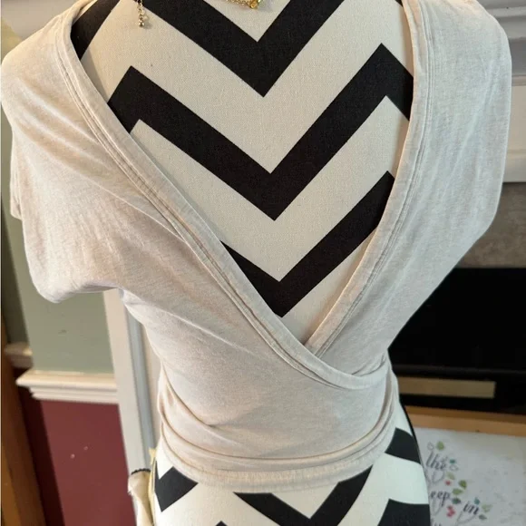 Like new lululemon It’s a tie tee beige size 4 - Picture 12 of 14